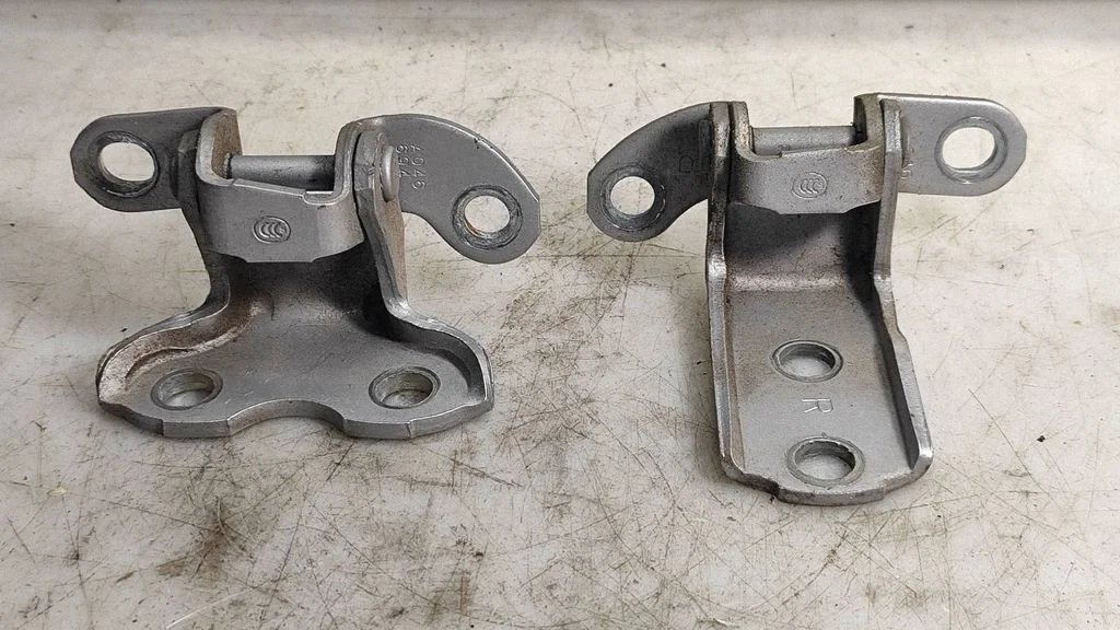 Tagaukse hingede komplekt – Lexus IS 220D-250-350 (2006-2013)