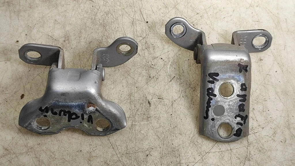 Tagaukse hingede komplekt – Lexus IS 220D-250-350 (2006-2013)