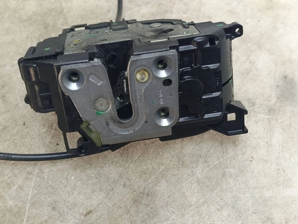 Rear door lock 825030032R