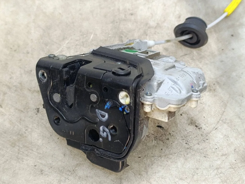 Rear door lock 8E0839016