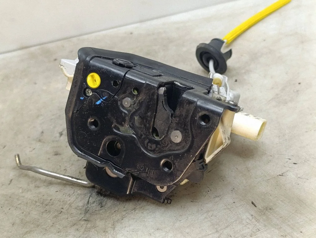 Rear door lock 8E0839015