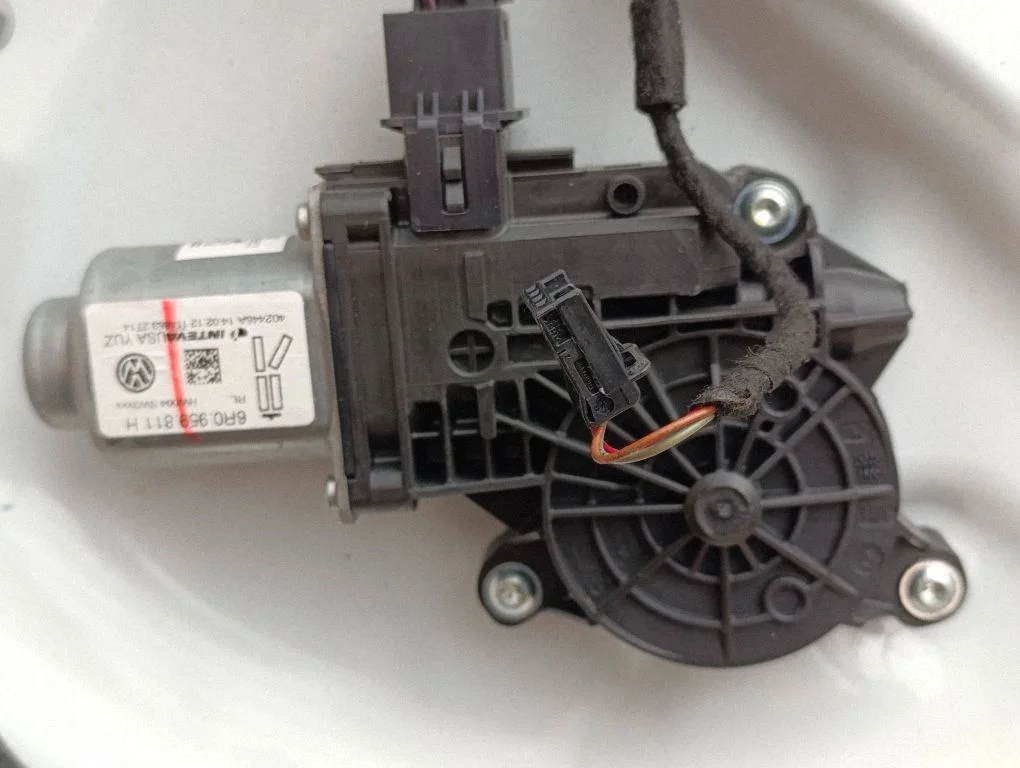 Tagaukse elektriline aknatõstuk mootoriga 6R0959811H