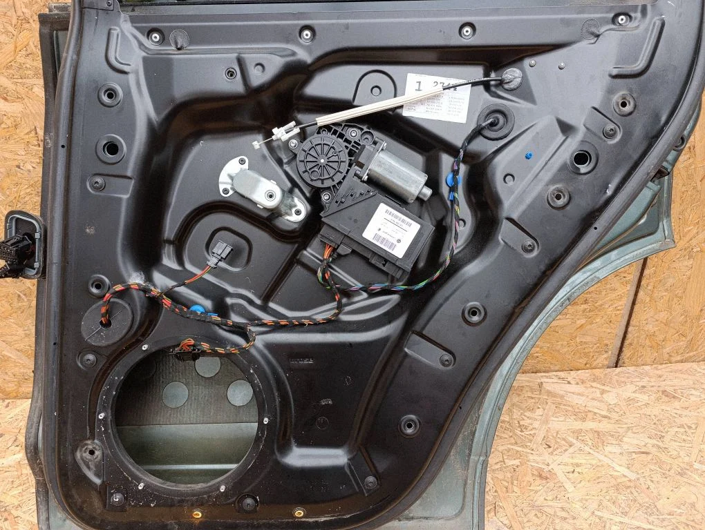 Rear door window regulator with motor – Volkswagen Touareg I (2002-2010)