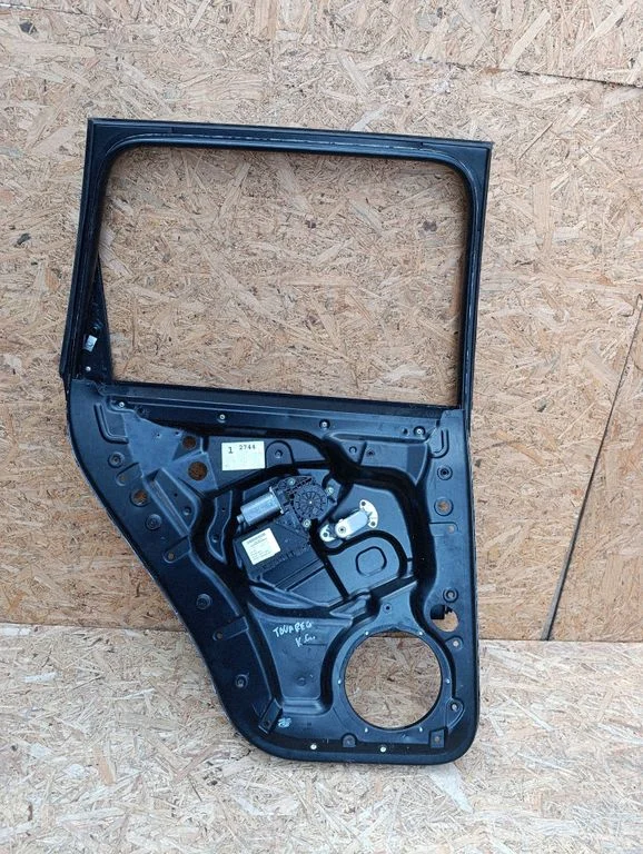 Rear door window regulator with motor – Volkswagen Touareg I (2002-2010)