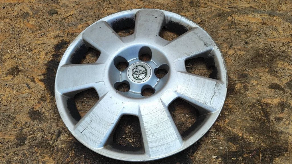 R16 wheel hub/cap/trim – Toyota Avensis T250 (2006-2009)