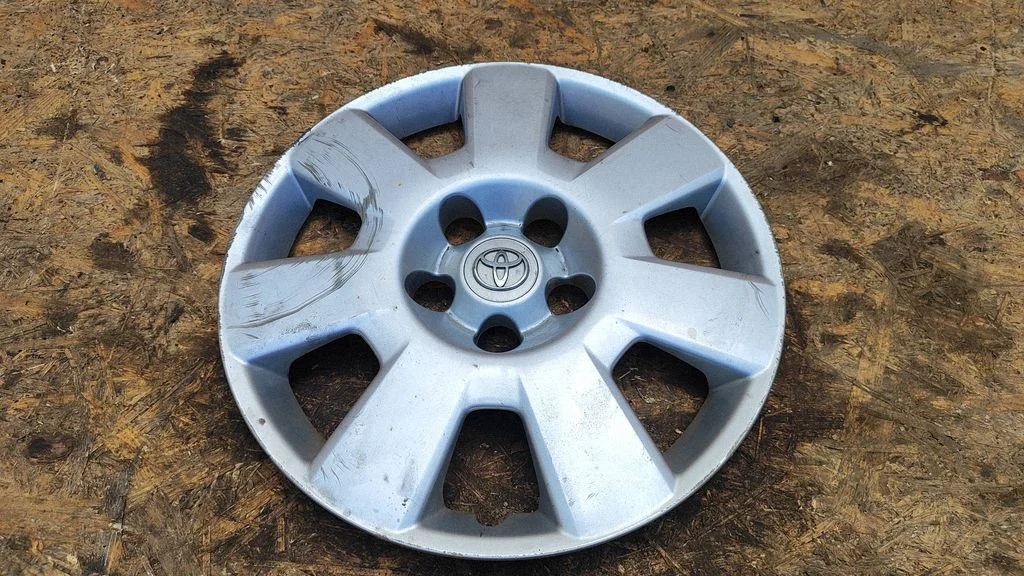 R16 wheel hub/cap/trim – Toyota Avensis T250 (2006-2009)