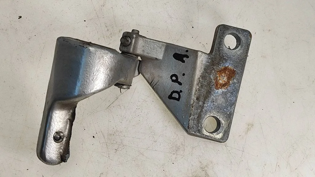 Front door lower hinge – Volkswagen New Beetle (1998-2010)
