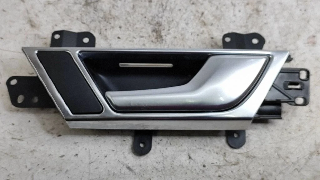 Esiukse sisemine käepide – Audi A6 Allroad C6 (2006-2011)