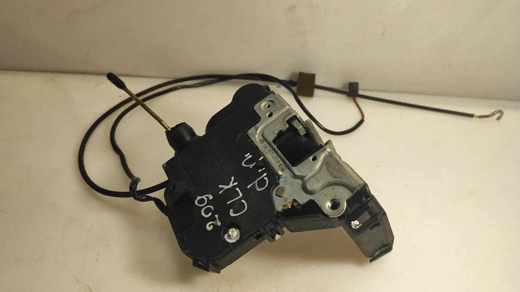 Front door lock – Mercedes-Benz CLK-Class A209 C209 (2002-2009)