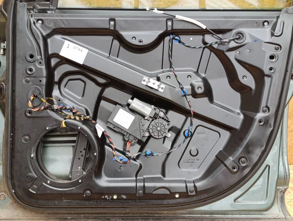 Podnośnik szyby przedniej bez silniczka – Volkswagen Touareg I (2002-2010)