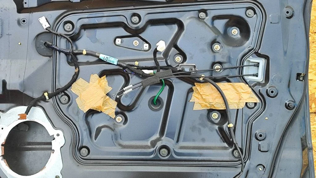 Front door window regulator with motor – right