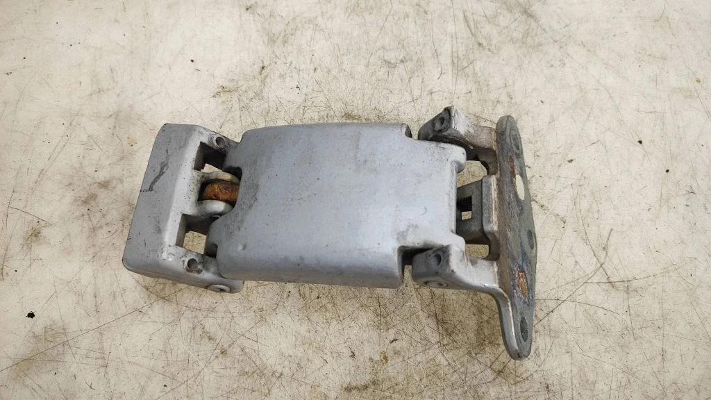 Laadimisukse ülemine hing – Iveco Daily 6th gen (2014-)