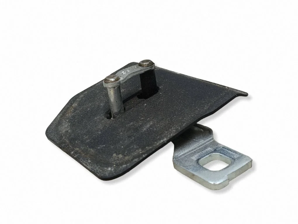 Loading door lock loop/hook striker – Skoda Octavia Mk3 (5E) (2013-2019)