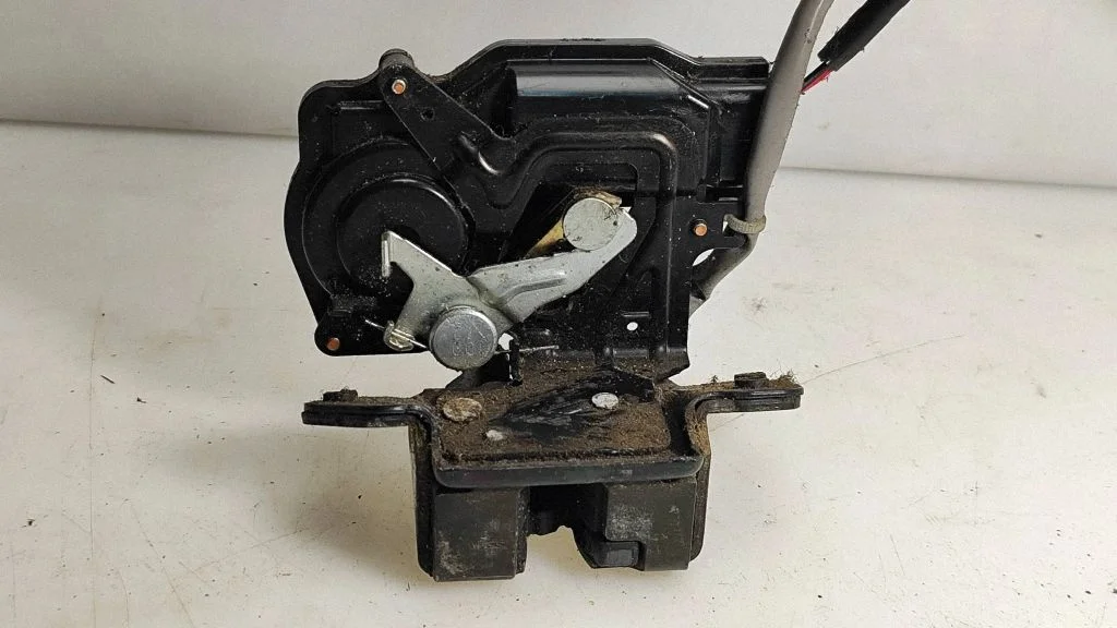 Loading door lock – Toyota Corolla Verso AR10 (2004-2009)