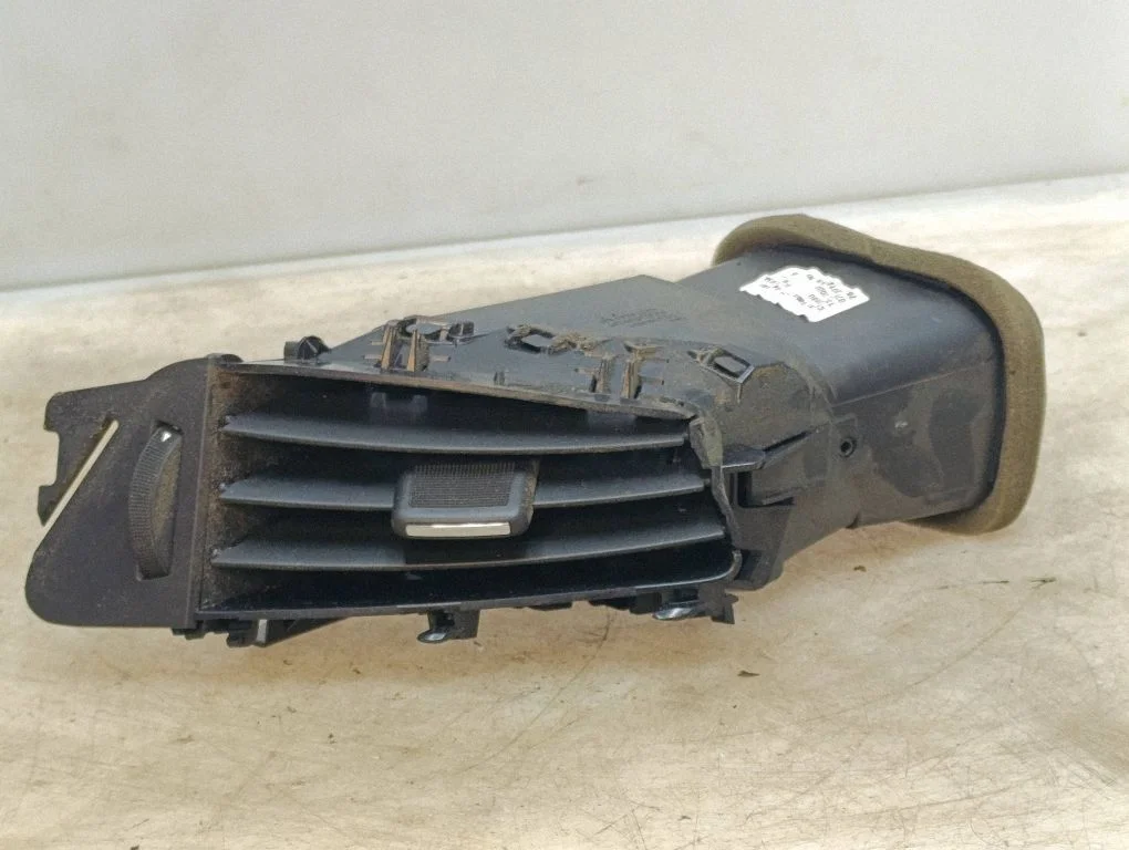 Armatuurlaua keskmine õhutusrest 13300560