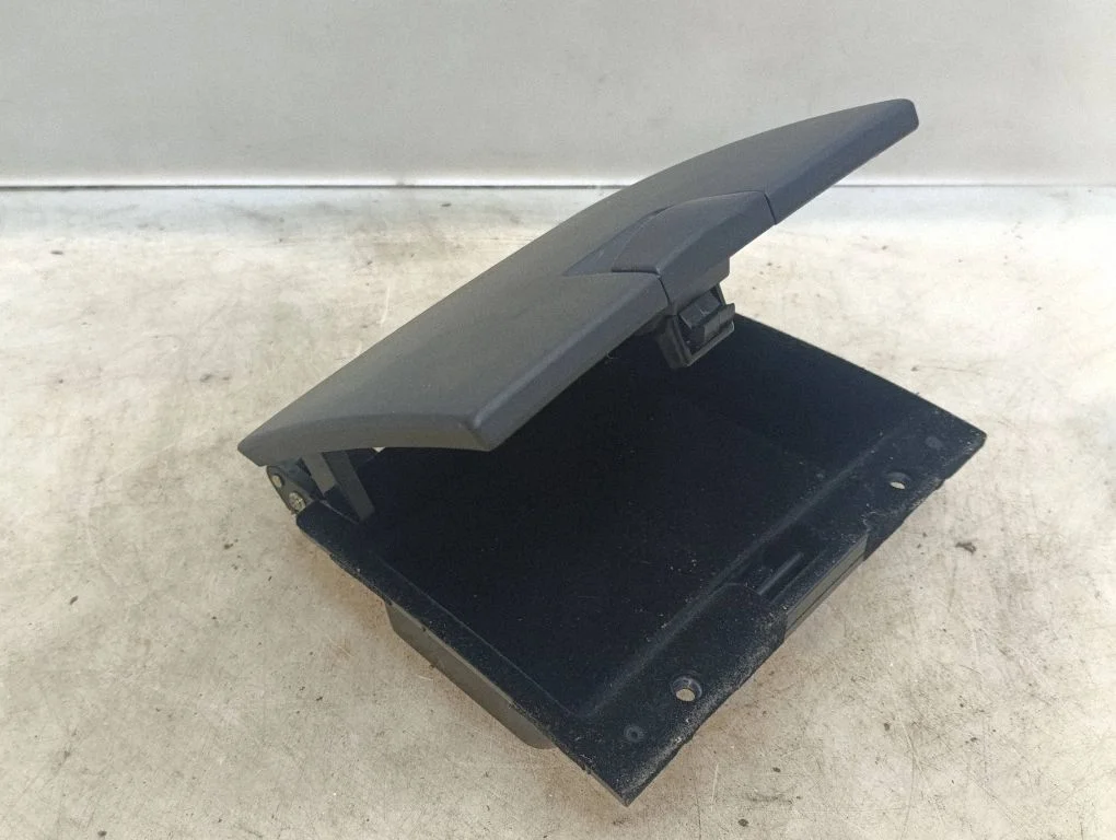 Glove box 847452B000
