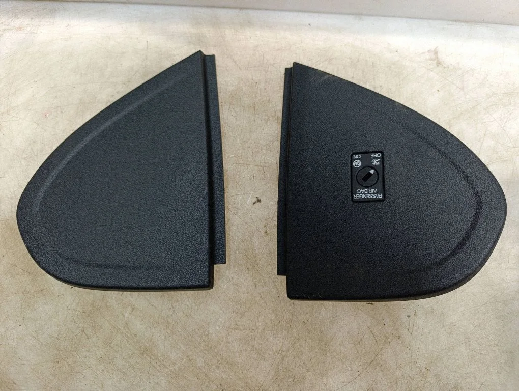 Dashboard side end trim 1S0858247
