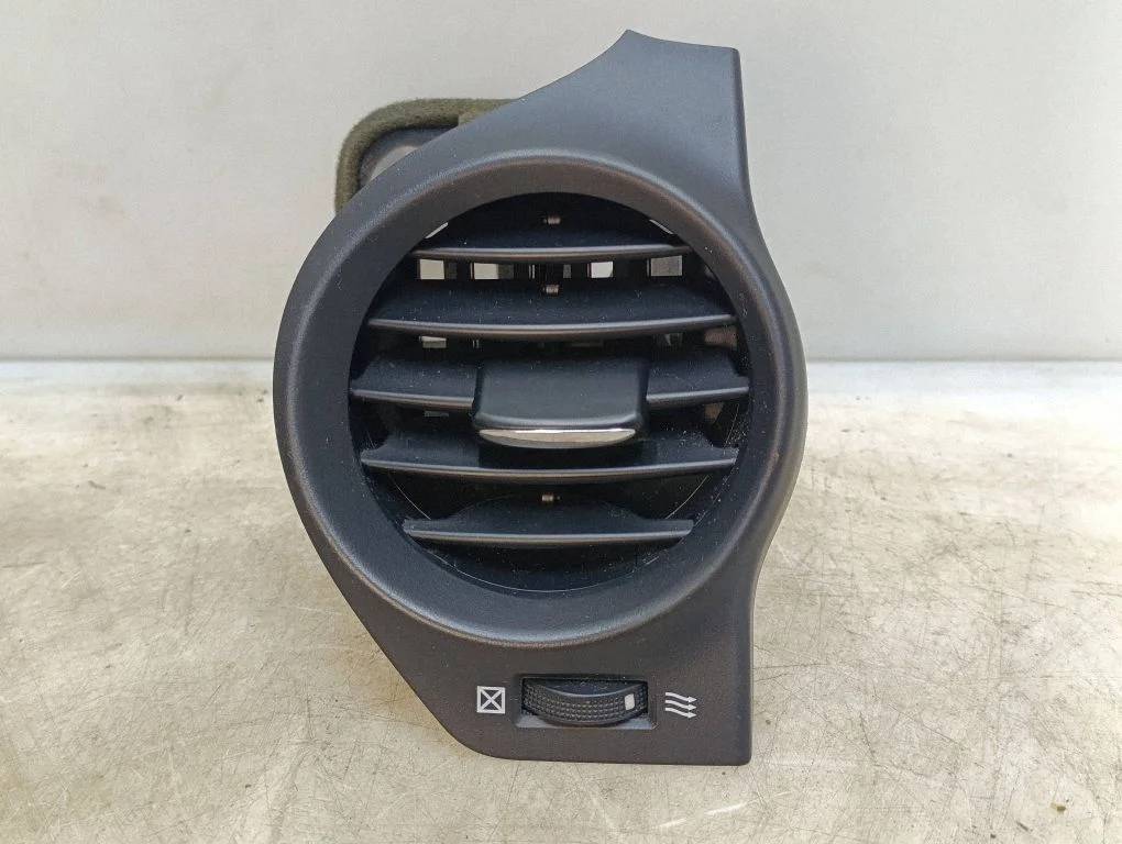 Dashboard side air vent grill/cover trim – Lexus IS 220D-250-350 (2006-2013)