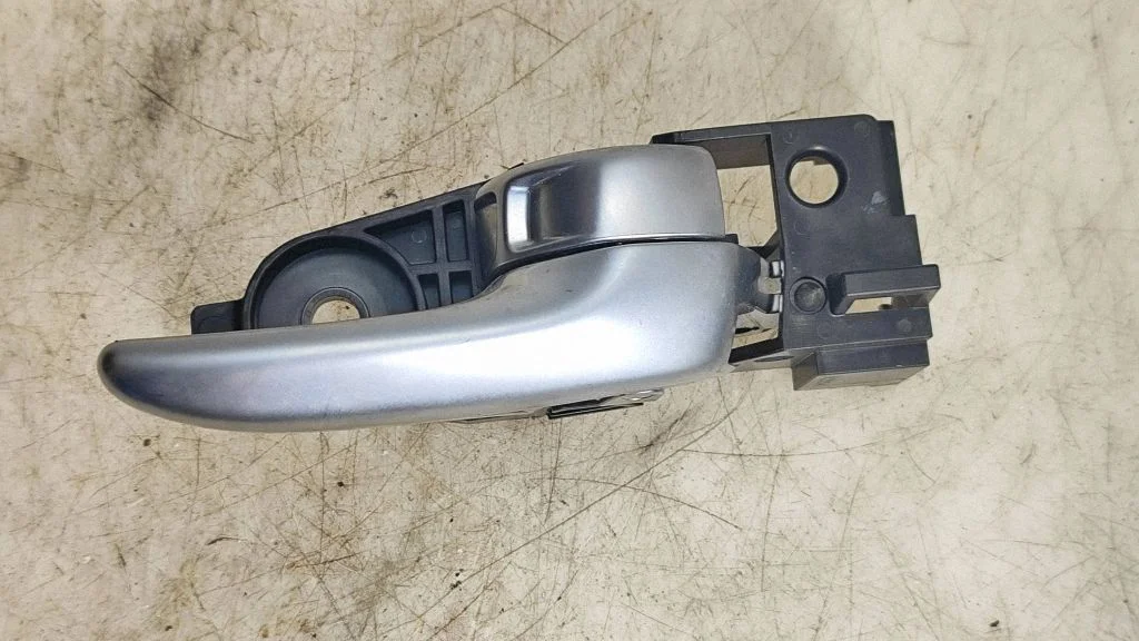 Front door interior handle – Chrysler 200 (2015-)