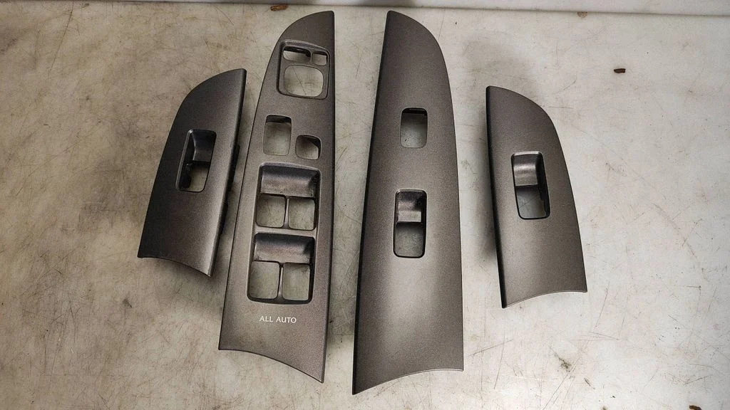 Front door window switch trim – Lexus IS 220D-250-350 (2006-2013)