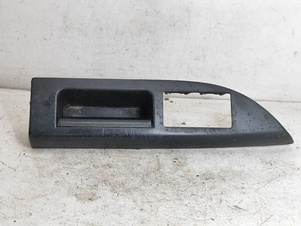 Front door window switch trim – Ford Mondeo Mk III (2000-2007)