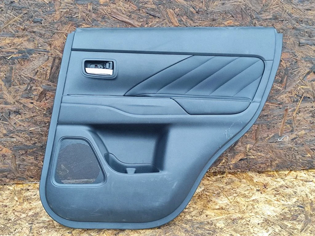 Boczek drzwi tylnych – Mitsubishi Outlander (2013-2021)