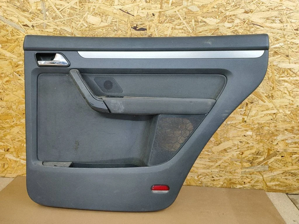 Boczek drzwi tylnych 1T0867212
