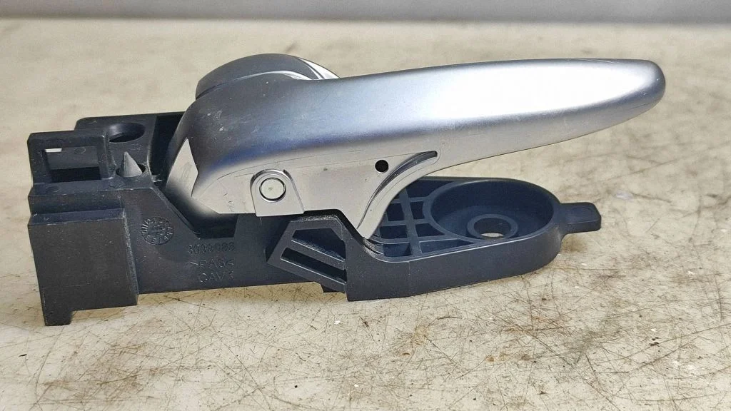 Rear door interior handle trim – Chrysler 200 (2015-)