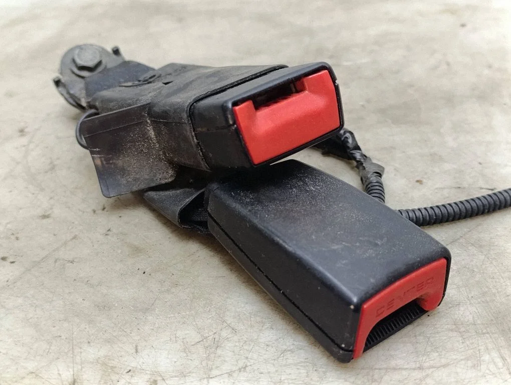 Rear seatbelt buckle – Toyota Avensis T270 (2009-2012)