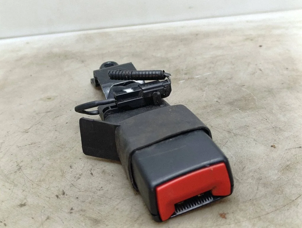 Rear seatbelt buckle – Toyota Avensis T270 (2009-2012)