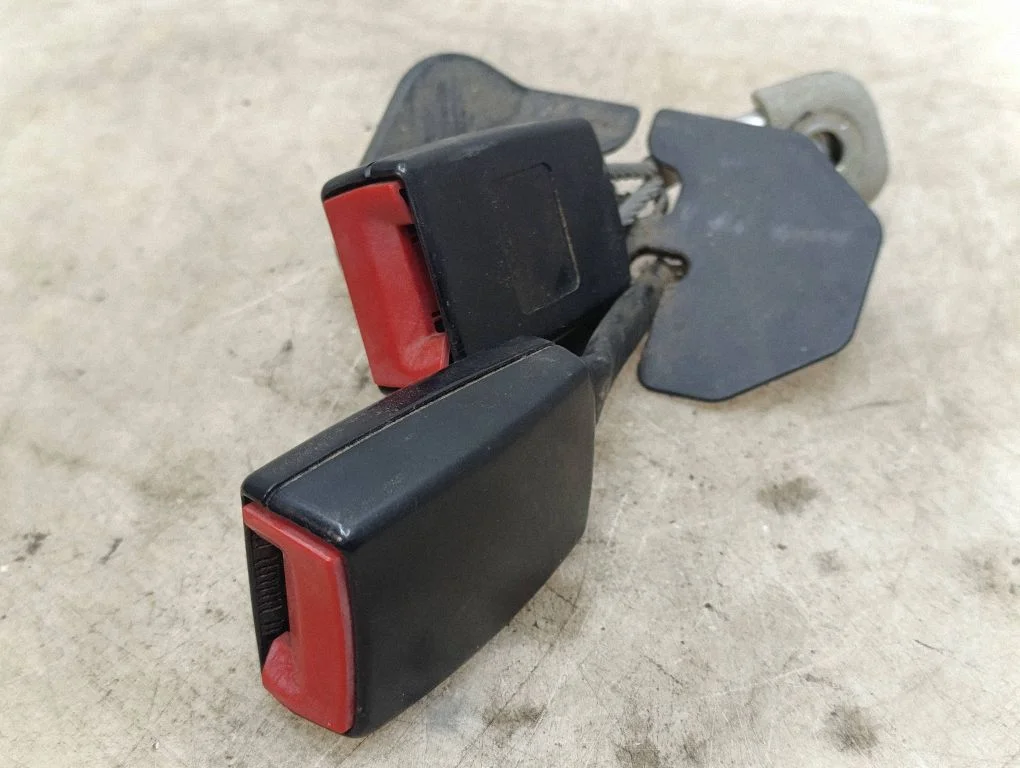 Middle seatbelt buckle (rear) – Audi A4 S4 B6 8E 8H (2001-2005)
