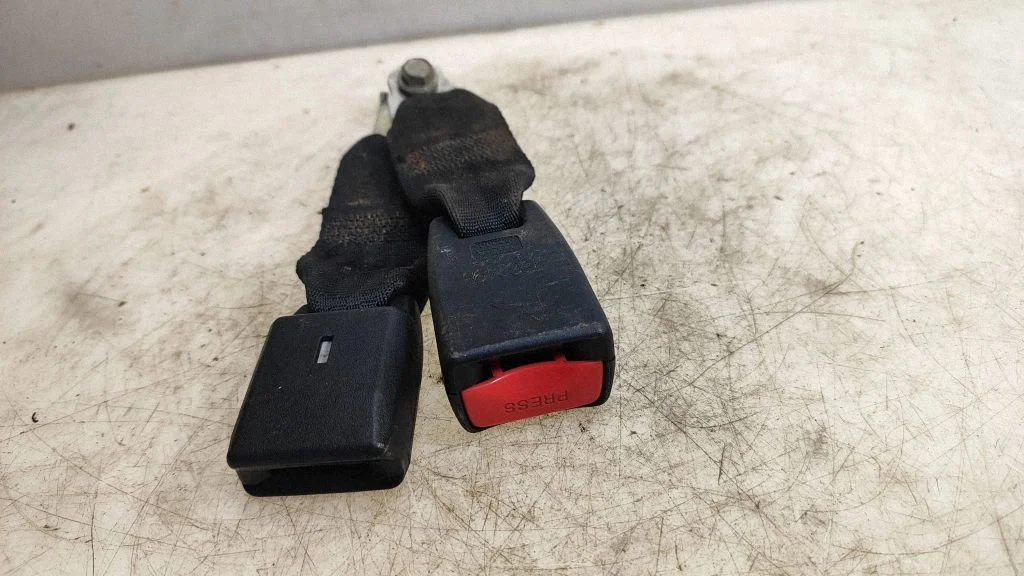 Middle seatbelt buckle (rear) T86249B