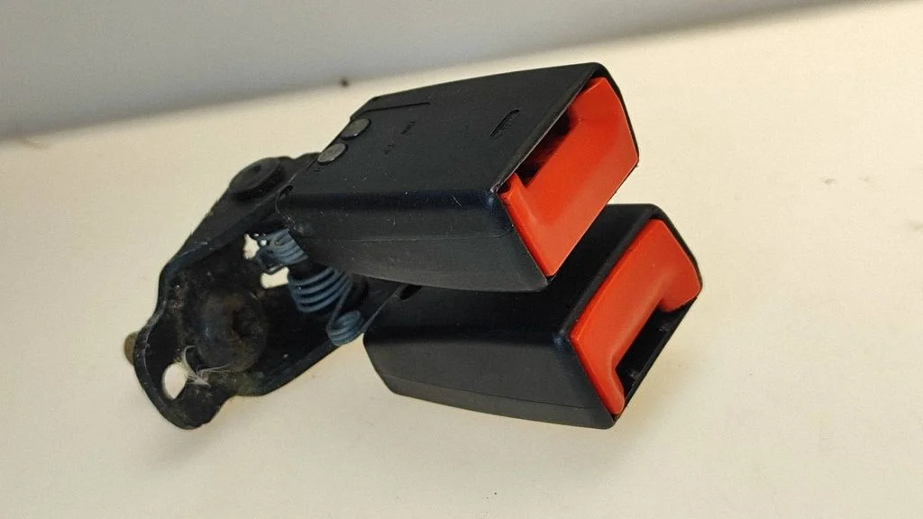 Middle seatbelt buckle (rear) 6G9N613K21AB