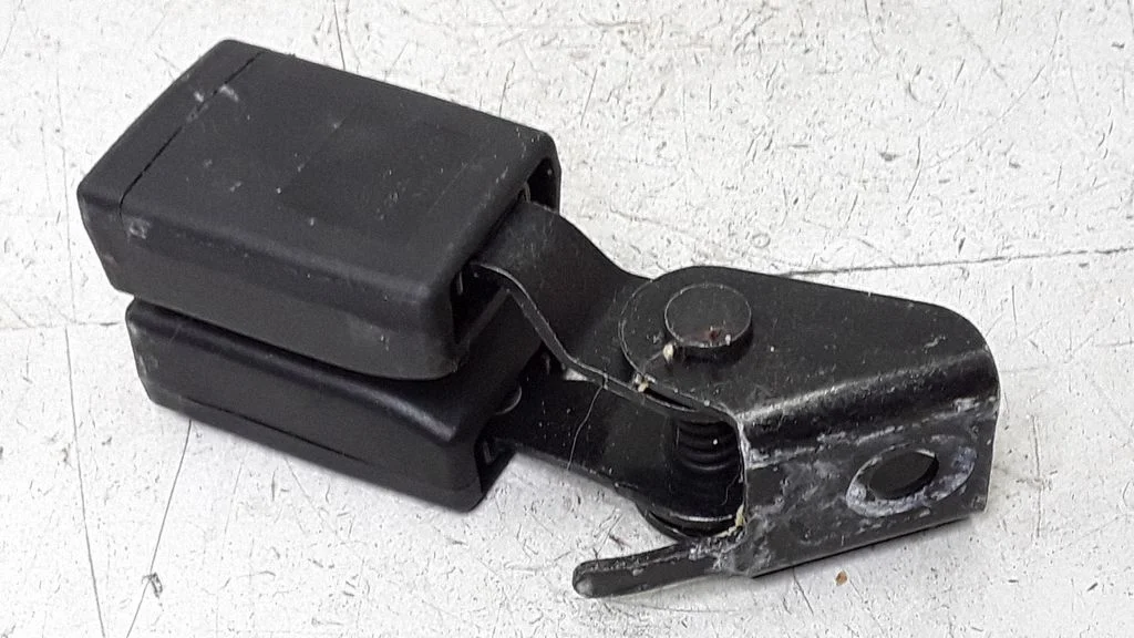 Middle seatbelt buckle (rear) 13267110