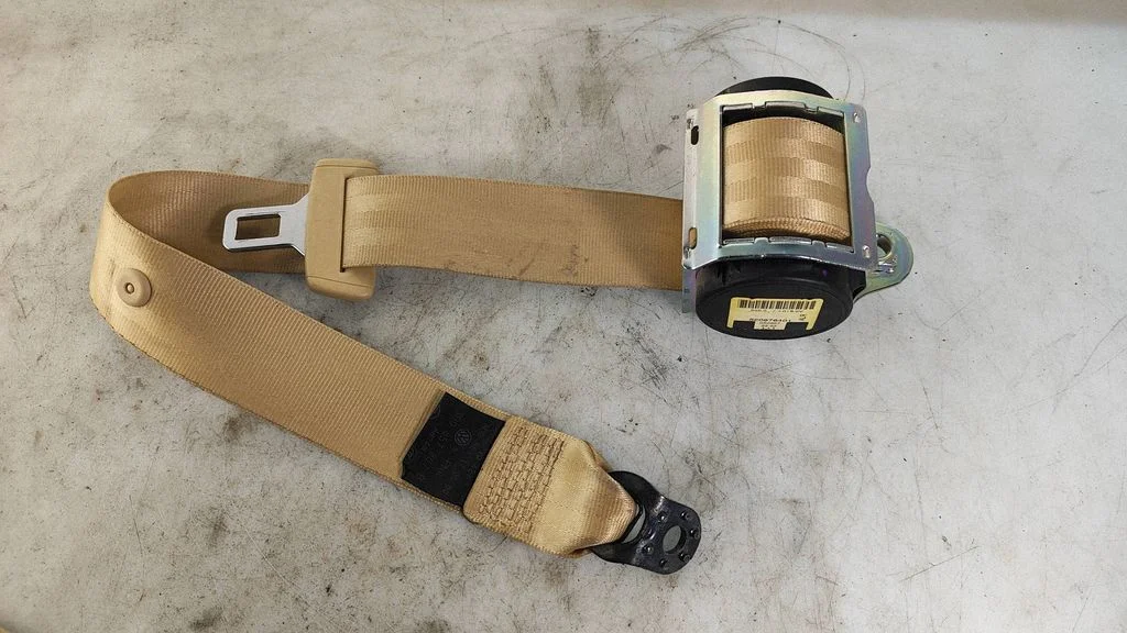 Middle seatbelt (rear) – Volkswagen Phaeton (2002-2016)