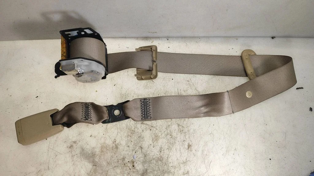 Middle seatbelt (rear) – Lexus IS 220D-250-350 (2006-2013)
