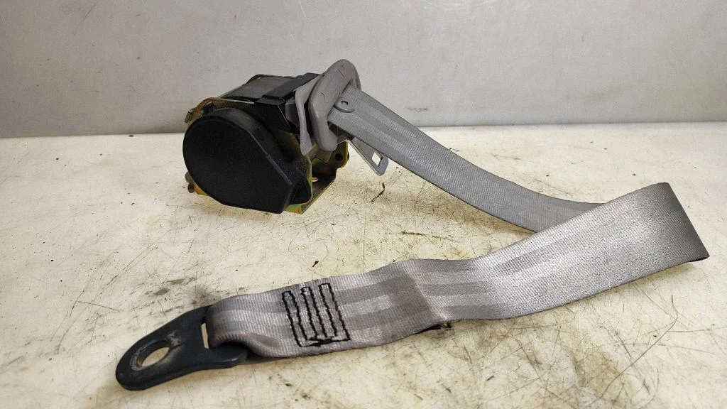 Middle seatbelt (rear)