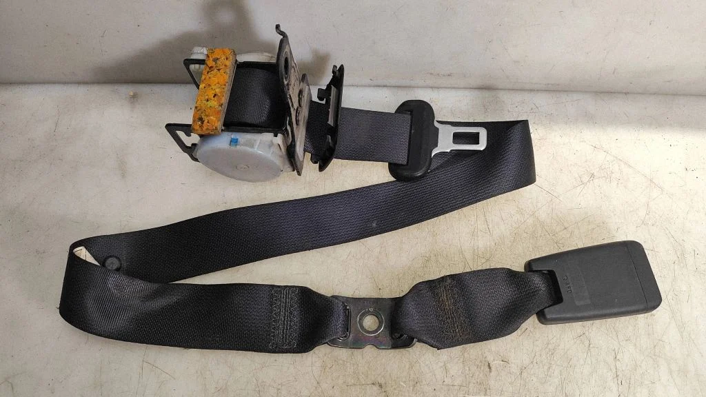 Middle seatbelt (rear) – Lexus IS 220D-250-350 (2006-2013)