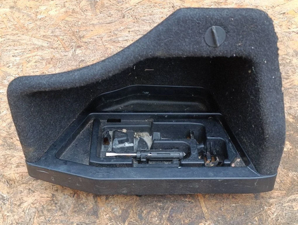 Trunk/boot side trim panel 7311027