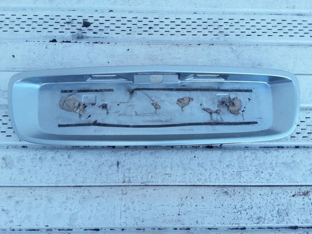 Tailgate/boot cover trim set – Nissan Primera (2002-2007)