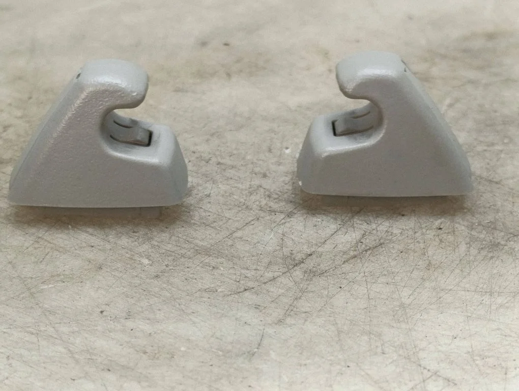 Päikesesirmi kinnitusklamber – Opel Astra J (2010-2015)