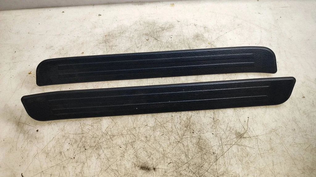 Rear sill trim cover GS1D687G0
