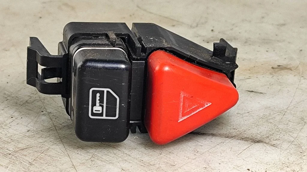 Hazard light switch – Mercedes-Benz A-Class W168 (1997-2004)