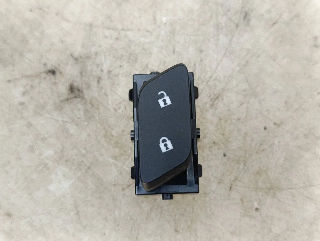 Central locking switch button – Opel Astra K (2015-2021)