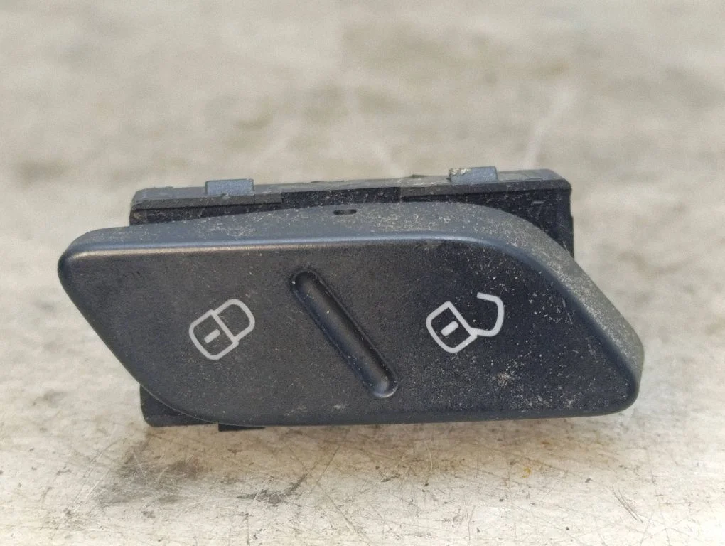 Central locking switch button – Volkswagen Jetta VI (2011-2018)