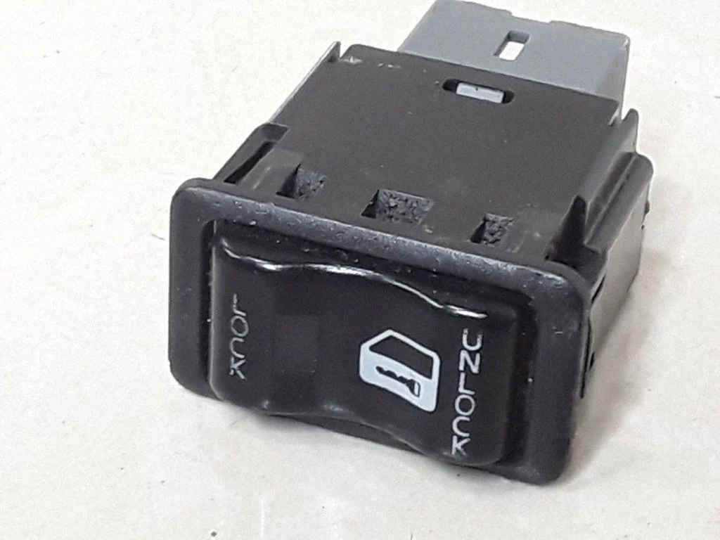 Central locking switch button – Nissan Primera (2002-2007)