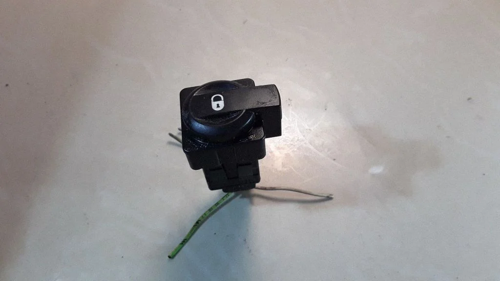 Central locking switch button – Citroen C4 I (2004-2010)