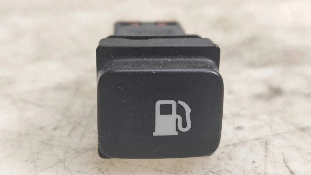 Fuel tank opening switch – Citroen C4 I (2004-2010)