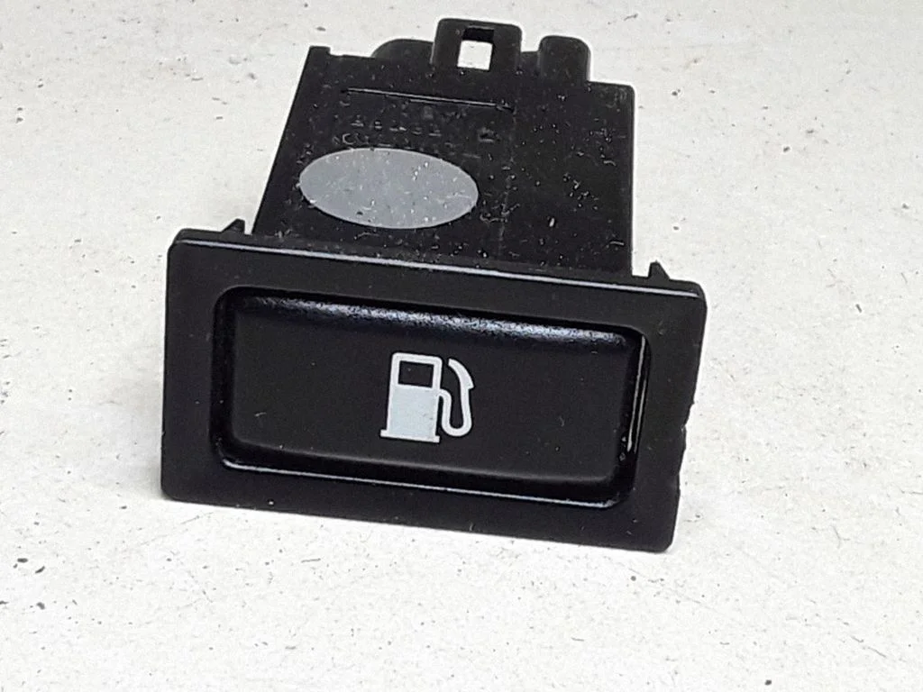 Fuel tank opening switch – Toyota Avensis T250 (2006-2009)
