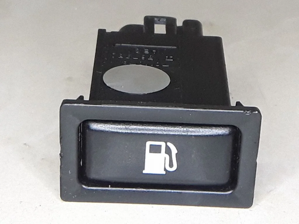 Fuel tank opening switch – Toyota Avensis T250 (2003-2006)